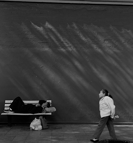 城墙下的人系列摄影，城市边缘空间与人物状态