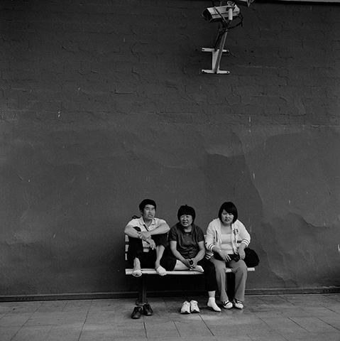 城墙下的人系列摄影，城市边缘空间与人物状态