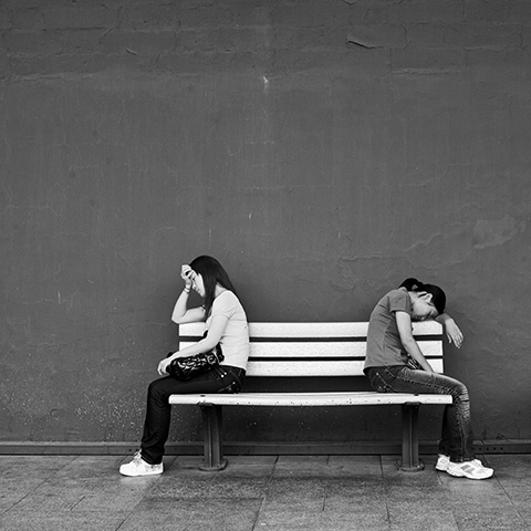 城墙下的人系列摄影，城市边缘空间与人物状态