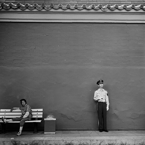 城墙下的人系列摄影，城市边缘空间与人物状态