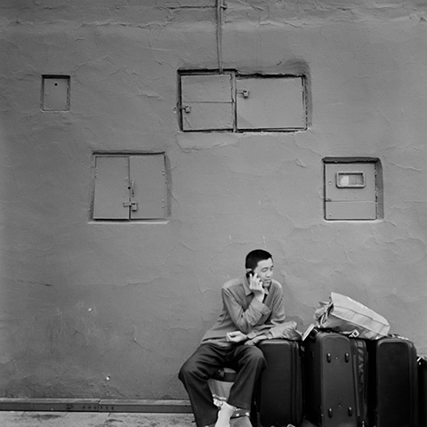 城墙下的人系列摄影，城市边缘空间与人物状态