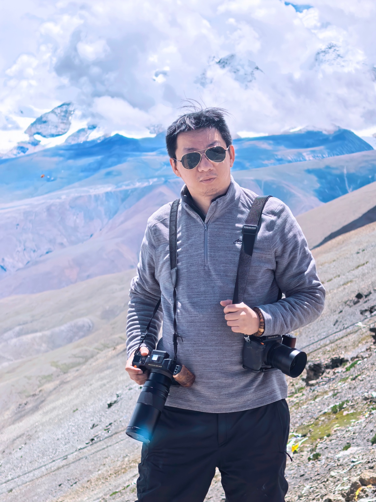 刘翔在雪山前，身挂相机